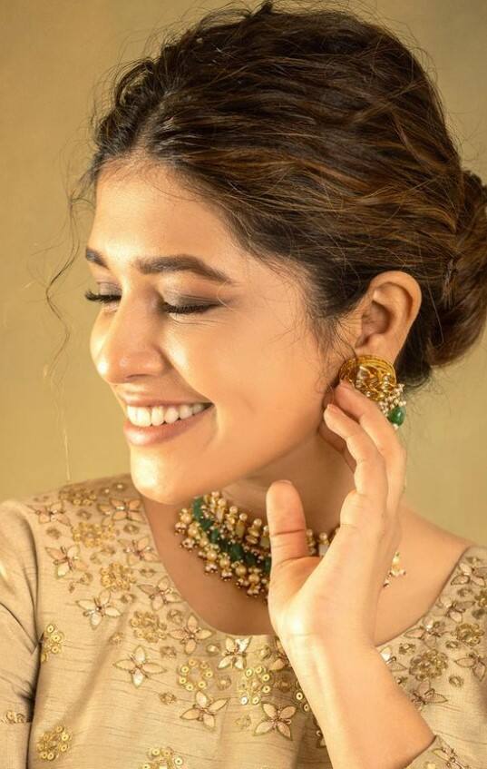 तिच्या चाहत्यांनी या फोटोवर लाइक्स आणि कमेंट्स केल्या आहेत.  (Sanskruti Balgude/Instagram)