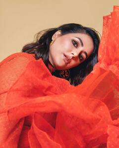 ऑरेंज ट्रांसपेरेंट आउटफिट में हिना खान ने बरपाया कहर, गॉर्जियस लुक को देख फैंस हुए मदहोश