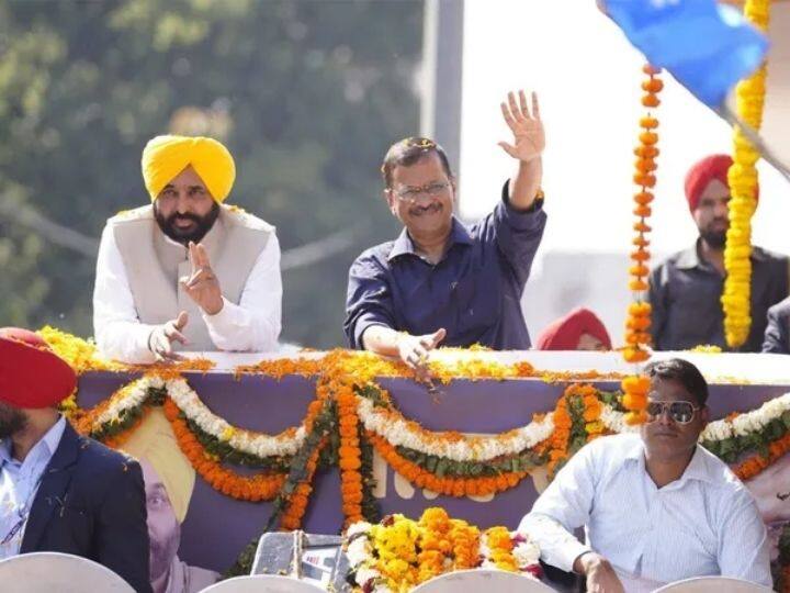 पंजाब विधानसभा निवडणुकीत आम आदमी पक्ष प्रचंड बहुमताने विजय होत सर्वात मोठा पक्ष ठरला आहे. यानंतर आज आम आदमी पक्षाने अमृतसरमध्ये विजयी मिरवणूक काढली.