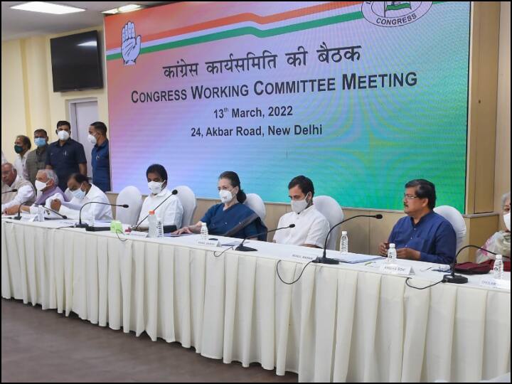 Congress Randeep surjewala press conference after CWC Meeting in delhi CWC की बैठक के बाद कांग्रेस ने कहा- पार्टी को सोनिया गांधी के नेतृत्व पर पूरा भरोसा