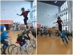 साइकिल सवारों के ऊपर से दौड़ लगाकर महिला ने दिखाया कमाल का स्टंट, वीडियो वायरल