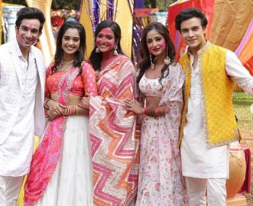 जी टीवी के इंस्टाग्राम पर कुमकुम भाग्य के सेट से कई तस्वीरें शेयर की गई हैं जिनमें पूरी कास्ट रंगों से सराबोर नजर आ रही है. (फोटो – सोशल मीडिया)