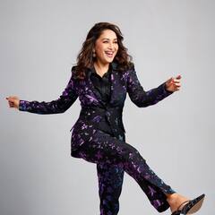 Madhuri Dixit: माधुरीच्या मनमोहक सौंदर्याची नेटकऱ्यांना भुरळ!