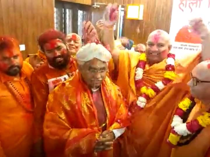 Uttarakhand Haridwar Shambhavi Ashram saints holi Celebration bjp state chief Madan Kaushik on cm Candidate ann Haridwar News: BJP प्रदेश अध्यक्ष मदन कौशिक ने उत्तराखंड में सीएम के सवाल पर दिया यह जवाब