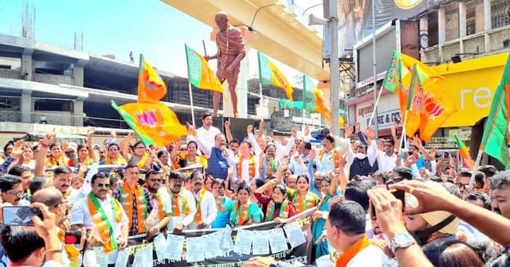 नागपूर येथे गांधी पुतळाजवळ देवेंद्र फडणवीस यांना पोलिसांनी दिलेल्या नोटीसीचा निषेध करून होळी करण्यात आली. यावेळी माजी मंत्री चंद्रशेखर बावनकुळे, खा. विकास माहात्मे, प्रविण दटके, कृष्णा खोपडे, सुधीर पारवेंसह भाजपा पदाधिकारी शेकडोच्या संख्येने उपस्थित होते.