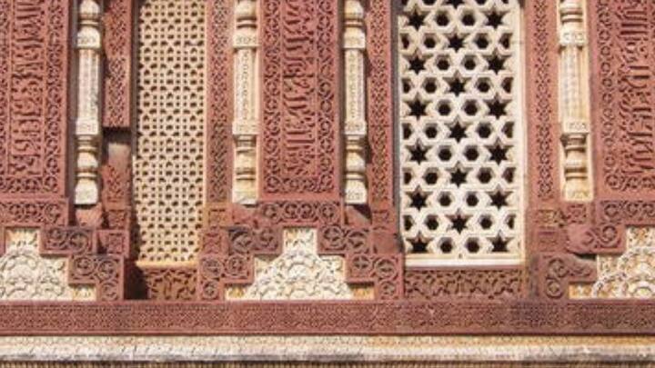 বজ্রপাতের জেরে কুতুবমিনারের উপরের তলটি ক্ষতিগ্রস্ত হয়। সেটির পুনর্নির্মাণ করেন ফিরোজ শাহ তুঘলক। তাই কুতুব মিনারের অন্য অংশের তুলনায় সেটি দৃশ্যতই আলাদা। কারণ উপরের অংশটি সাদা মার্বেল দিয়ে তৈরি।