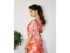Jacqueline Fernandez : जॅकलिन फर्नांडिसचा देसी गर्ल अवतार! साडी लूकवर खिळल्या साऱ्यांच्या नजरा!