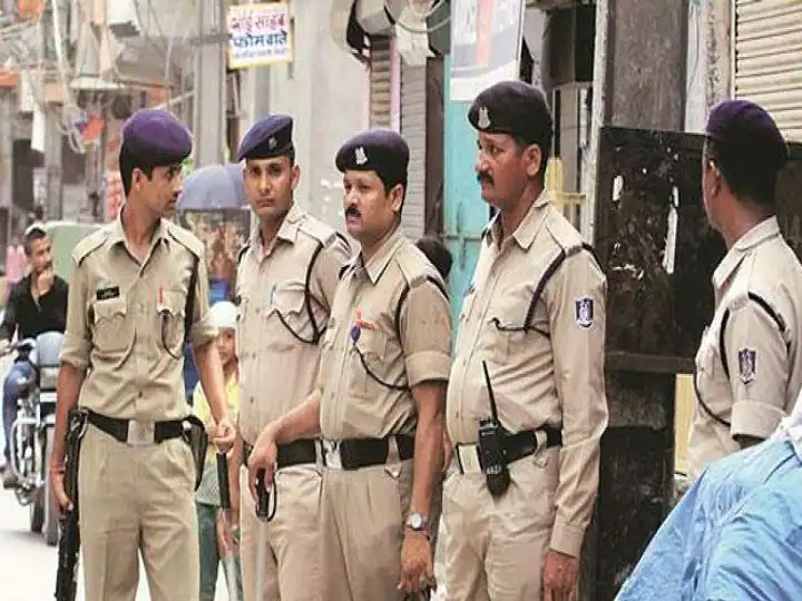 Indore: सड़क पर व्यक्ति को घसीटते, पीटते हुए इंदौर पुलिस का वीडियो वायरल, पुलिस कमिश्नर ने की ये बड़ी कार्रवाई