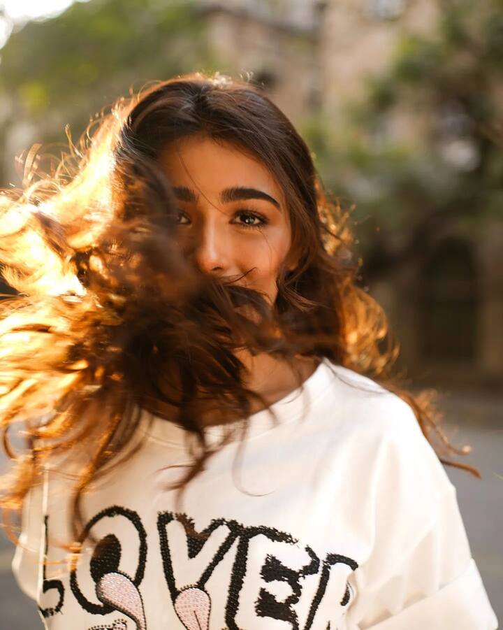 తాజాగా మరికొన్ని ఫొటోలు షేర్ చేసింది. (Photo Courtesy : Shalini Panday Instagram)