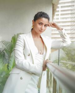 मुंबई से बाहर स्पेशल डेस्टिनेशन पर बर्थडे सेलिब्रेट करेंगीं आलिया भट्ट, इस खास शख्स संग हुईं रवाना