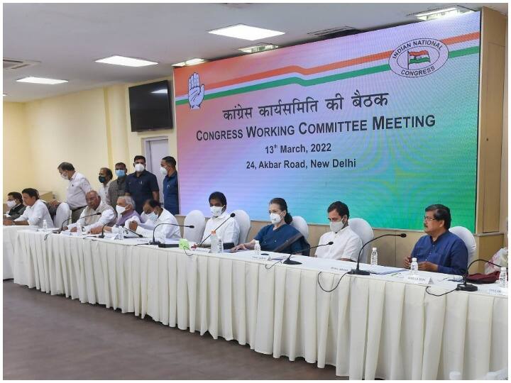 विधानसभा चुनावों में कांग्रेस पार्टी की करारी शिकस्त पर मंथन करने के लिए कांग्रेस की शीर्ष नीति निर्धारक इकाई कांग्रेस कार्य समिति (सीडब्ल्यूसी) की बैठक पार्टी मुख्यालय में करीब साढ़े चार घंटे से अधिक समय तक चली.