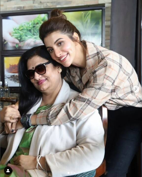 সোশ্যাল মিডিয়ায় মায়ের সঙ্গে ছবি ভাগ করে নিয়েছেন রুক্মিণী।