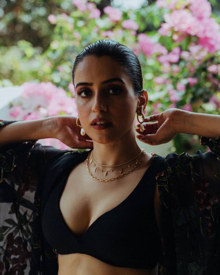 ब्लैक बिकनी के साथ एक्ट्रेस ने सिंपल ज्वेलरी और टाइट बन के साथ अपने लुक को कंप्लीट किया है.