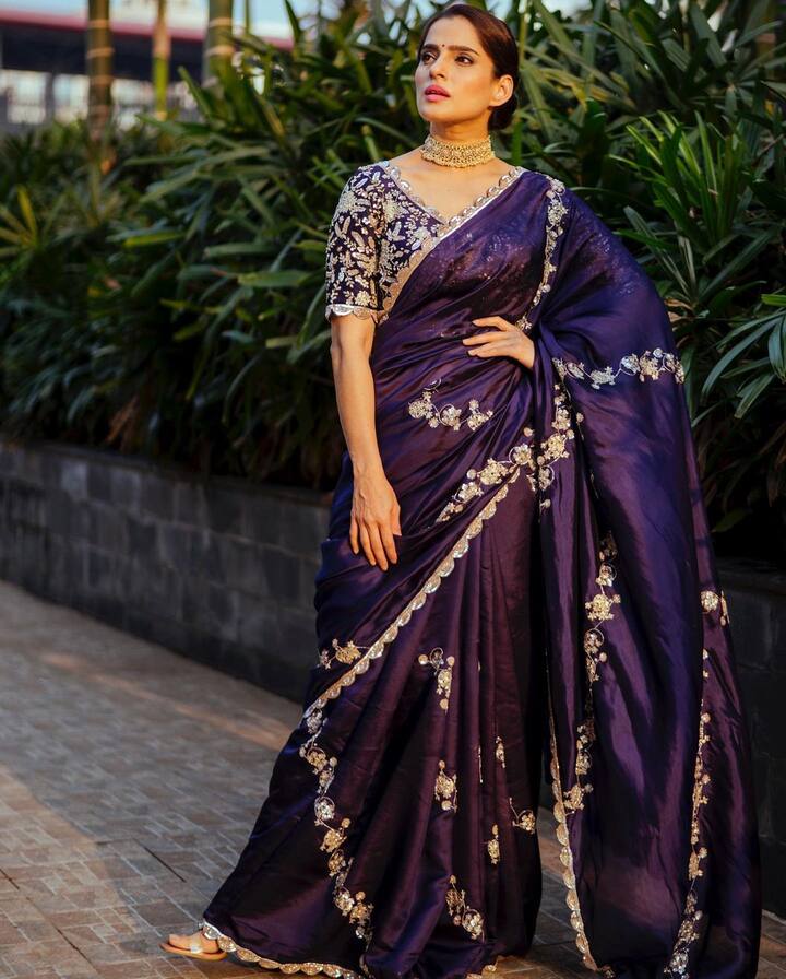 जांभळ्या साडीत प्रिया अत्यंत सुंदर दिसत आहे. (photo: priyabapat/insta)