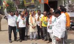 PHOTO : फडणवीसांच्या समर्थनार्थ भाजप कार्यकर्ते रस्त्यावर; ठाकरे सरकारचा निषेध करत राज्यभर आंदोलनं