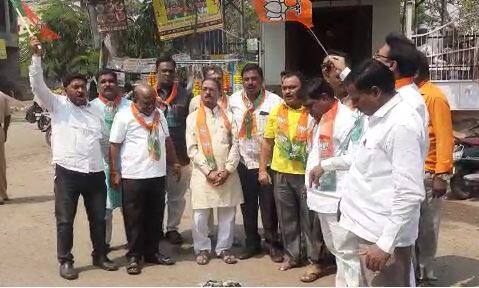 फोन टॅपिंग प्रकरणात मुंबईतील सायबर पोलिसांनी भाजप नेते आणि विधानसभेचे विरोधी पक्ष नेते देवेंद्र फडणवीस यांना नोटीस पाठवली आहे . या विरोधात सोलापुरात भाजप कार्यकर्त्यांनी निदर्शनं केली.