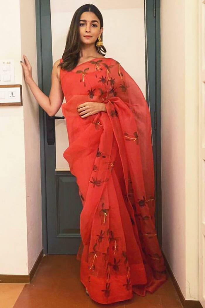 आलिया ने यहां लाल रंग की ऑरगेंजा फैब्रिक की फ्लोरल साड़ी पहनी है जिसमें वह बेहद खूबसूरत दिख रही हैं.