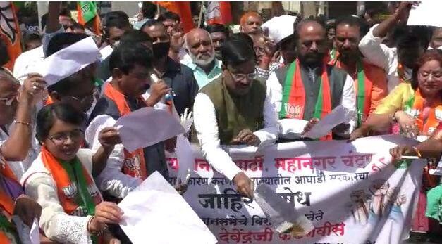 चंद्रपूरमध्ये भाजप नेते आमदार सुधीर मुनगंटीवार यांच्या उपस्थितीत नोटीस जाळत आंदोलन केलं.