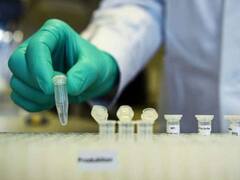 लैब टेक्नीशियन बनना चाहते हैं तो यहां देखें कम पैसे में कैसे कर सकते हैं तैयारी और कितनी मिलेगी सैलरी?