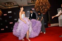 कृति सेनन ने अवॉर्ड शो पर पहनी ऐसी ड्रेस, सिद्धार्थ मल्होत्रा को पड़ गई संभालनी