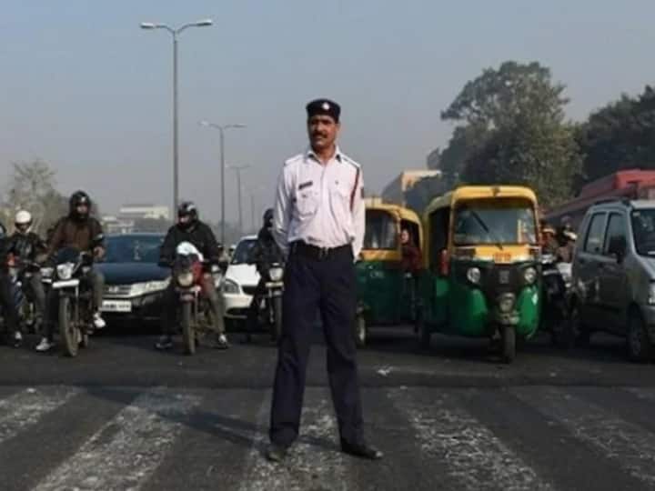इसके बाद स्क्रीन पर चालान नंबर, वाहन नंबर और ड्राइविंग लाइसेंस नंबर (DL) के ऑप्शन मिलेंगे.