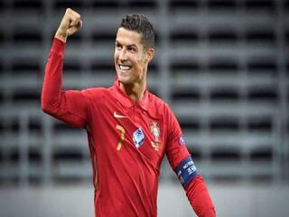 Ronaldo breaks all-time record for most goals with stunning hat-trick against Tottenham Cristiano Ronaldos Record:  புதிய வரலாறு படைத்தார் ரொனால்டோ...! உலகிலேயே அதிக கோல் அடித்து சாதனை...!