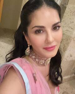 Sunny Leone: ఈ హాట్ హీరోయిన్‌ను ఇంత పద్దతిగా ముందెప్పుడూ చూసుండరు