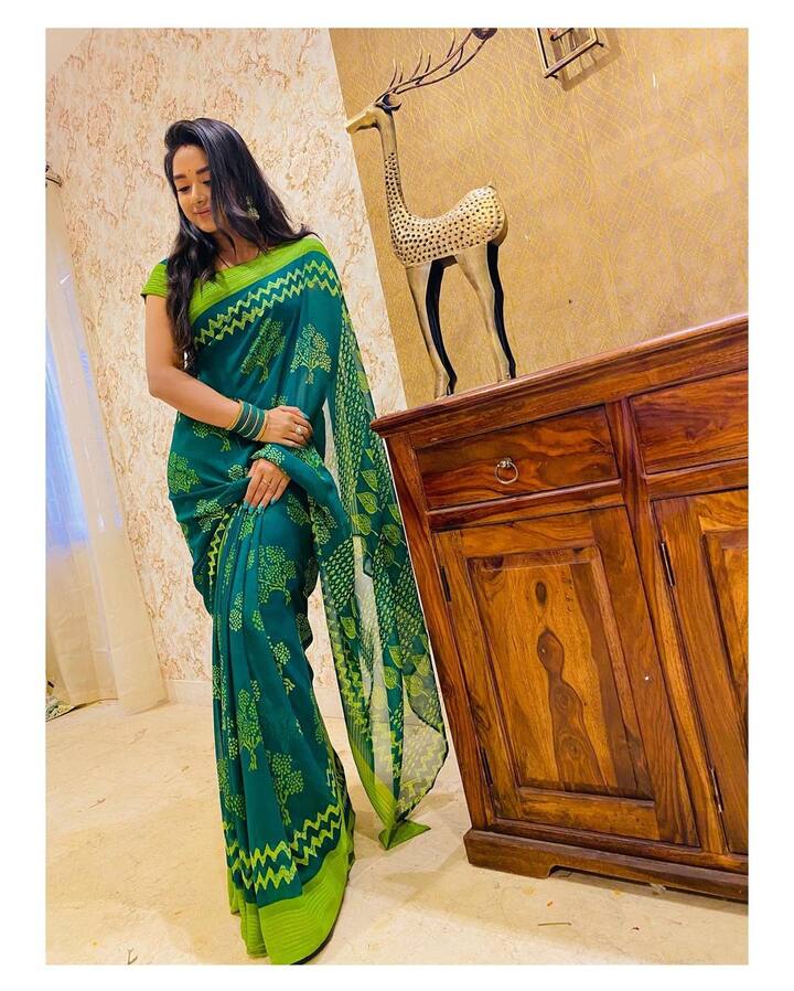 இத்தனை அழகும் மொத்தம் சேர்ந்து என்னை வதைப்பது கொடுமையடி