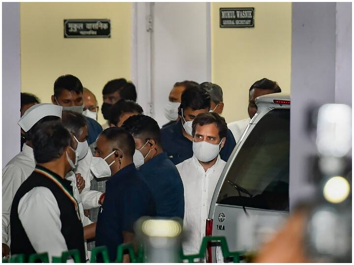 अजय कुमार ने बताया कि कार्य समिति की बैठक के दौरान सोनिया गांधी ने कहा कि वह पार्टी हित में और कार्य समिति के कहने पर पीछे हट सकती हैं लेकिन सभी सदस्यों ने कहा कि हम लोगों को आरएसएस और बीजेपी के षड्यंत्र में नहीं फंसना चाहिए.