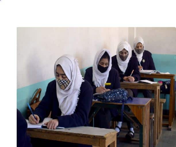 Hijab Controversy : Sri Varshney College in Aligarh has banned the hijab Hijab Controversy : ਯੂਪੀ ਵਿੱਚ ਹਿਜਾਬ ਨੂੰ ਲੈ ਕੇ ਫ਼ਿਰ ਹੋਇਆ ਵਿਵਾਦ, ਅਲੀਗੜ੍ਹ ਦੇ ਇੱਕ ਕਾਲਜ ਨੇ ਲਗਾਈ ਪਾਬੰਦੀ