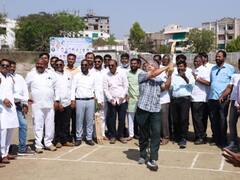 PHOTO : प्रकाश आंबेडकरांची क्रिकेटच्या मैदानावर फटकेबाजी