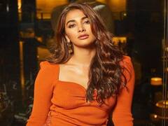 Pooja hegde : ஆரஞ்சு நிற வண்ண உடையில் வட்டமடித்த பூஜா ஹெக்டே... மேடையின் மீது மிரட்டல் போஸ்!