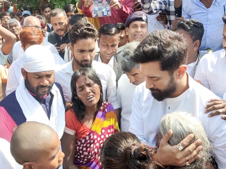 Chirag Paswan hugged victims while Seeing them cry, angry on CM Nitish Kumar over Poisonous Liquor ann Siwan News: पीड़ितों को रोता देख चिराग पासवान ने गले से लगाया, जहरीली शराब को लेकर सिवान में नीतीश कुमार पर बरसे