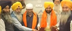 ਕਾਫਲੇ ਸਮੇਤ ਭਗਵੰਤ ਮਾਨ ਤੇ ਕੇਜਰੀਵਾਲ ਸ੍ਰੀ ਦਰਬਾਰ ਸਾਹਿਬ ਹੋਏ ਨਤਮਸਤਕ, ਐੱਸਜੀਪੀਸੀ ਨੇ ਸਿਰੋਪਾਓ ਪਾ ਕੇ ਕੀਤਾ ਸਨਮਾਨ