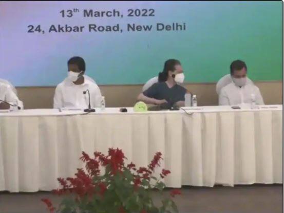 CWC Meeting in delhi after lost of five State polls Sonia Gandhi Rahul Gandhi Priyanka Gandhi 5 ਸੂਬਿਆਂ 'ਚ ਮਿਲੀ ਹਾਰ ਨੂੰ ਲੈ ਕੇ CWC ਦੀ ਬੈਠਕ 'ਚ ਕਾਂਗਰਸ ਦਾ ਮੰਥਨ , ਸੋਨੀਆ -ਰਾਹੁਲ- ਪ੍ਰਿਅੰਕਾ ਸਮੇਤ ਕਈ ਵੱਡੇ ਨੇਤਾ ਮੌਜੂਦ