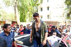 बच्चन पांडे बनकर दर्शकों के बीच नजर आए अक्षय कुमार, थिएटर पर टिकट खरीदते दिखे एक्टर