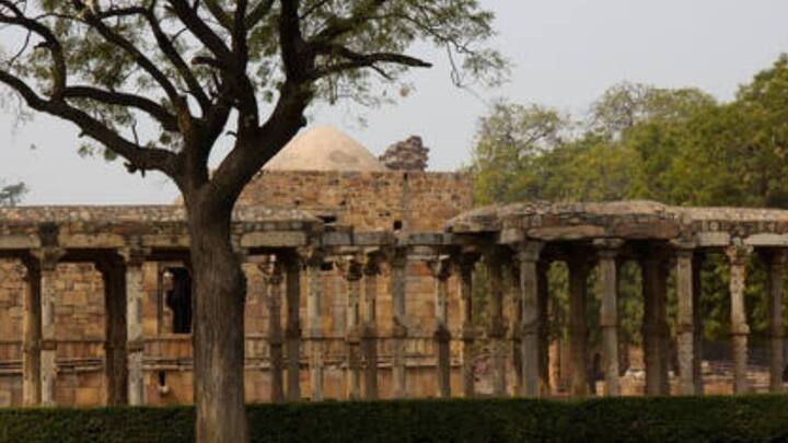 কুতুব মিনারকে ঘিরে রয়েছে অজস্র ঐতিহাসিক সৌধ, যার মধ্যে উল্লেখযোগ্য হল লৌহ স্তম্ভ, উয়ত-উল-ইসলাম মসজিদ, আলাই দরওয়াজা, ইলতুৎমিসের সমাধি, আলাই স্তম্ভ, আলাউদ্দিনের মাদ্রাসা এবং সমাধি, ইমাম জামিনের সমাধি।