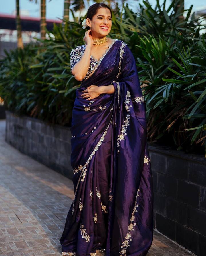 तिचा हा लूक सध्या व्हायरल होत आहे. (photo: priyabapat/insta)