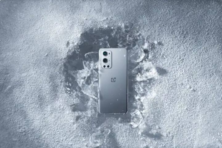 OnePlus 9 Pro: OnePlus 9 Pro একটি IP68 রেটিং সহ পাওয়া যায়। এই ডিভাইস জল ও ধুলো-প্রতিরোধী। এই   স্মার্টফোন একটি 6.7-ইঞ্চি Quad HD+ স্ক্রিন রয়েছে। এটি Qualcomm Snapdragon 888 প্রসেসরে চলে। এতে ওয়ার্প   চার্জ 65 ফাস্ট চার্জিং সাপোর্ট ও 50W ওয়্যারলেস চার্জিং সাপোর্ট সহ 4500mAh ব্যাটারি রয়েছে। এর দাম শুরু হচ্ছে 59999 টাকা   থেকে।