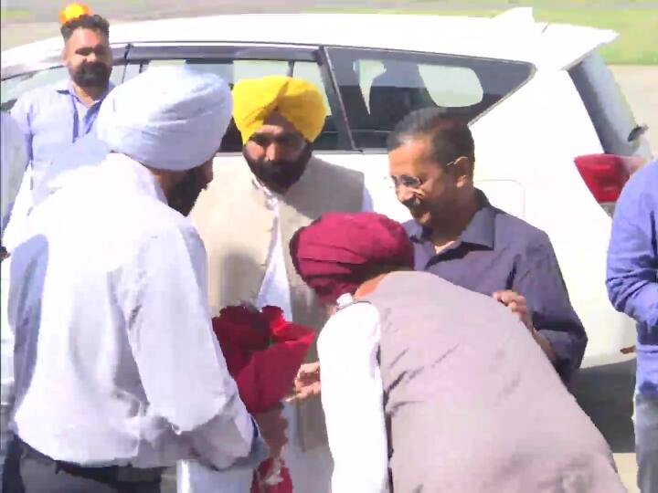 आम आदमी पार्टी (आप) को पंजाब विधानसभा चुनाव में मिली भारी सफलता के बाद दिल्ली के सीएम और आप के संयोजक अरविंद केजरीवाल रविवार  को अमृतसर पहुंचे. अमृतसर एयरपोर्ट पर पंजाब के नामित सीएम भगवंत मान ने उनका स्वागत किया.