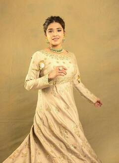 Sanskruti Balgude : '…तुम्हारी महफिल में आ गए हैं'; संस्कृतीची दिलखेच अदा