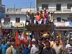 Gorakhpur News: गोरखपुर में बुलडोजर लेकर बाजे के साथ सड़क पर निकले मुस्लिम, योगी के जीत पर ऐसे मनाई खुशी