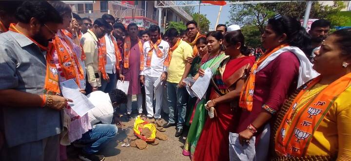 बीडमध्ये भाजप कार्यकर्त्यांनी नोटिशीची होळी केली