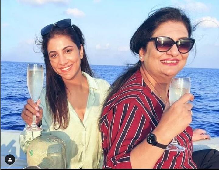 মলদ্বীপের সমুদ্রসৈকতে অলস সময় যাপন করছেন রুক্মিণী মৈত্র। সঙ্গী? দেব? নাহ, শুধু তিনি নয়, রুক্মিণীর সঙ্গে নীল সমুদ্রসৈকতে হাজির রুক্মিণীর মাও।