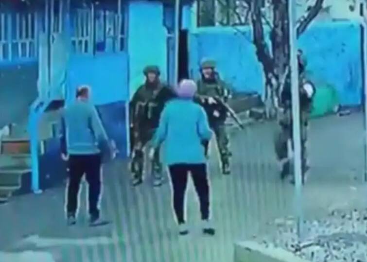 Russia Ukraine War elderly couple who stood up to three Russian soldiers viral video Russia Ukraine War: હથિયારોથી સજ્જ 4 રશિયન સૈનિકોને યુક્રેનના દંપત્તિએ કોઈપણ જાતના શસ્ત્ર વગર પ્રતિકાર કરીને ખદેડી મૂક્યા, વીડિયો થયો વાયરલ