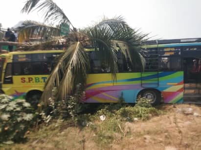 Private bus accident from Salem to Erode Two death சேலத்தில் இருந்து ஈரோடு நோக்கி சென்ற தனியார் பேருந்து பள்ளத்தில் விழுந்ததில் 2 பேர் உயிரிழப்பு