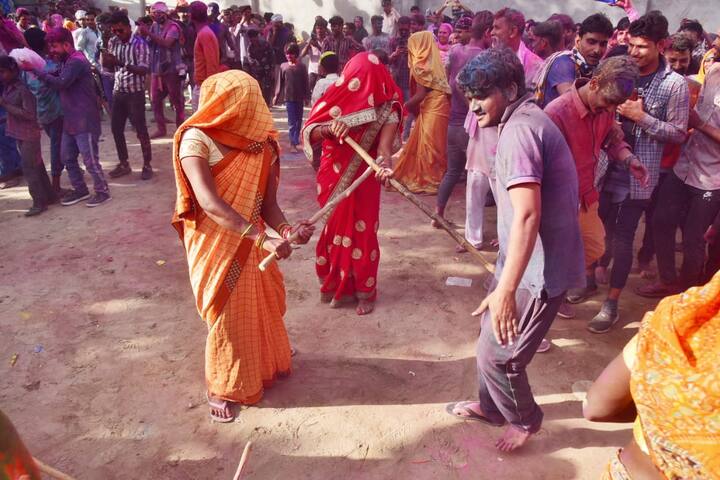 होली के त्योहार का हमारे देश में बड़ा महत्व है. इस दिन सभी लोग सारे गिले-शिकवे भूलाकर एक-दूसरे को रंग लगाते हैं.