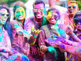 Holi 2022 : होळीत रंग खेळताना केसांची घ्या 'अशी' काळजी