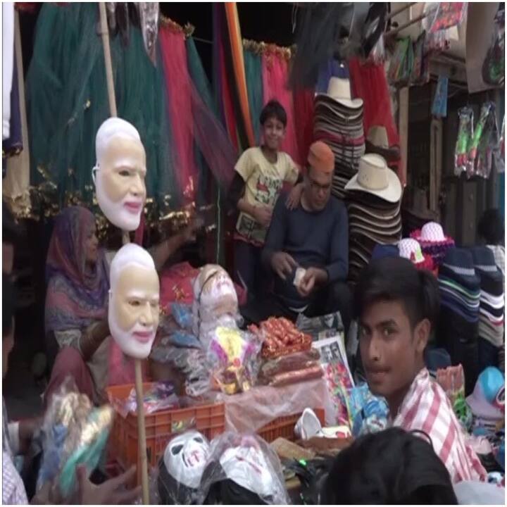 बता दें कि बच्चों के साथ बड़े भी इन मुखौटों को खरीद रहे हैं. इसके अलावा कार्टून करेक्टर वाली पिचकारियों में छोटा भीम, डोरेमॉन पिचकारी की भी डिमांड बच्चे कर रहे हैं.