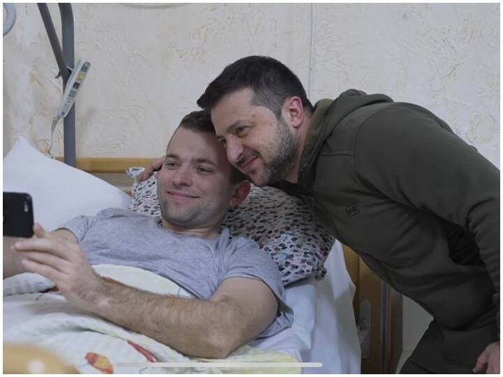 Russia Ukraine War: घायल सैनिकों से अस्पताल में जाकर मिले यूक्रेन के राष्ट्रपति जेलेंस्की, कहा- 'आपके लिए बेस्ट गिफ्ट जीत ही होगी'
